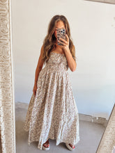 Load image into Gallery viewer, Open back floral dress
