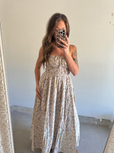 Load image into Gallery viewer, Open back floral dress
